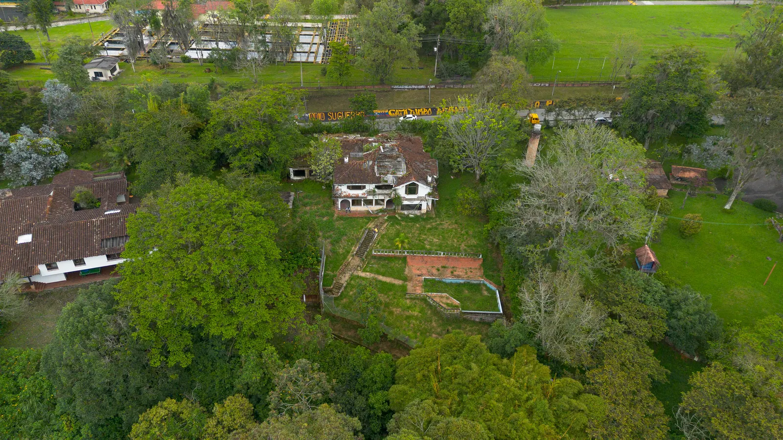 Vista aérea del lote con construcción existente y piscina — Casa Lote La Piedra Norte