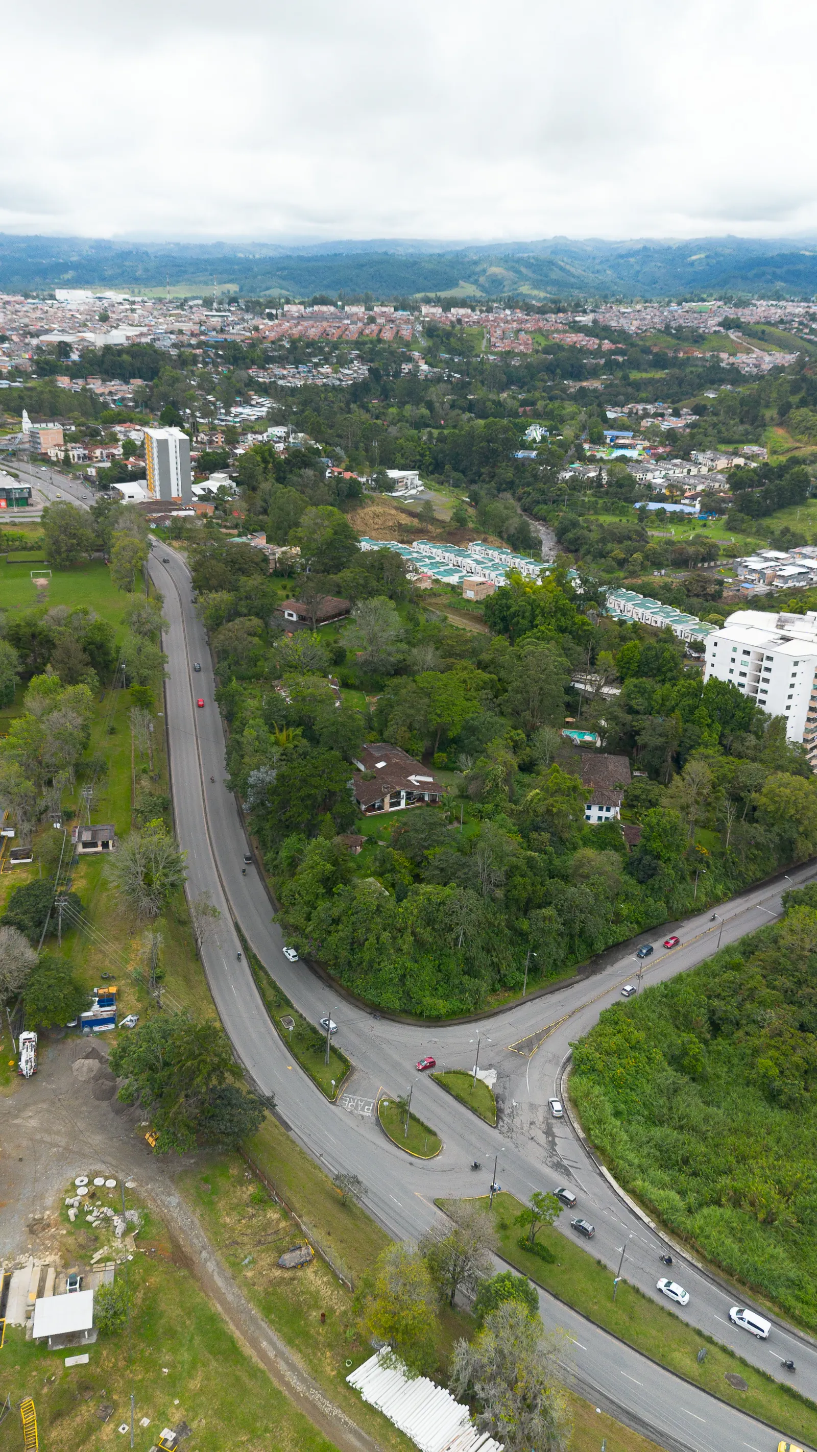 Vista aérea panorámica del lote en La Piedra Norte con Popayán al fondo — Carrera 9 y Transversal 7