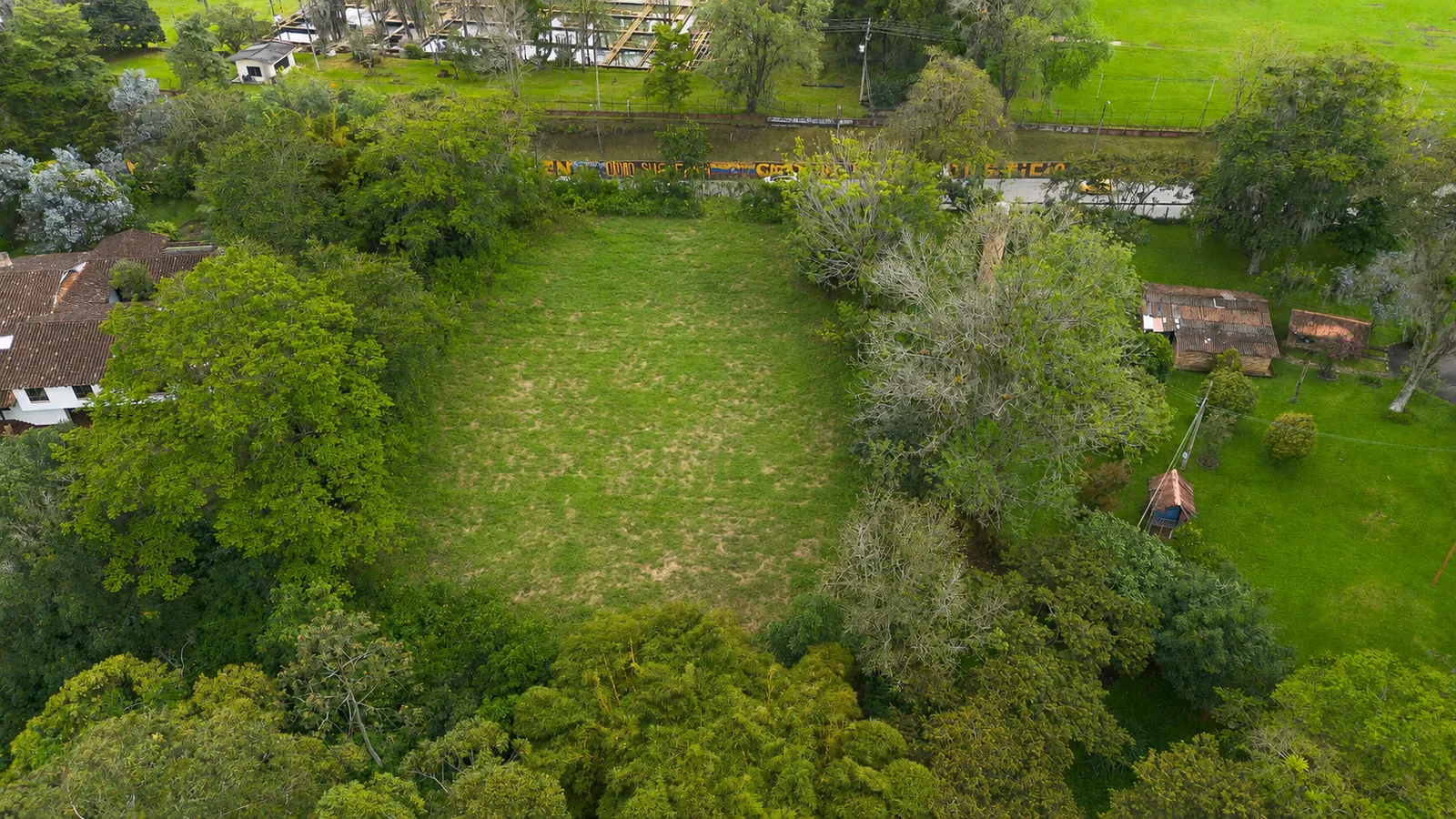 Vista cenital del lote 2.120 m² — Terreno despejado en La Piedra Norte, Popayán