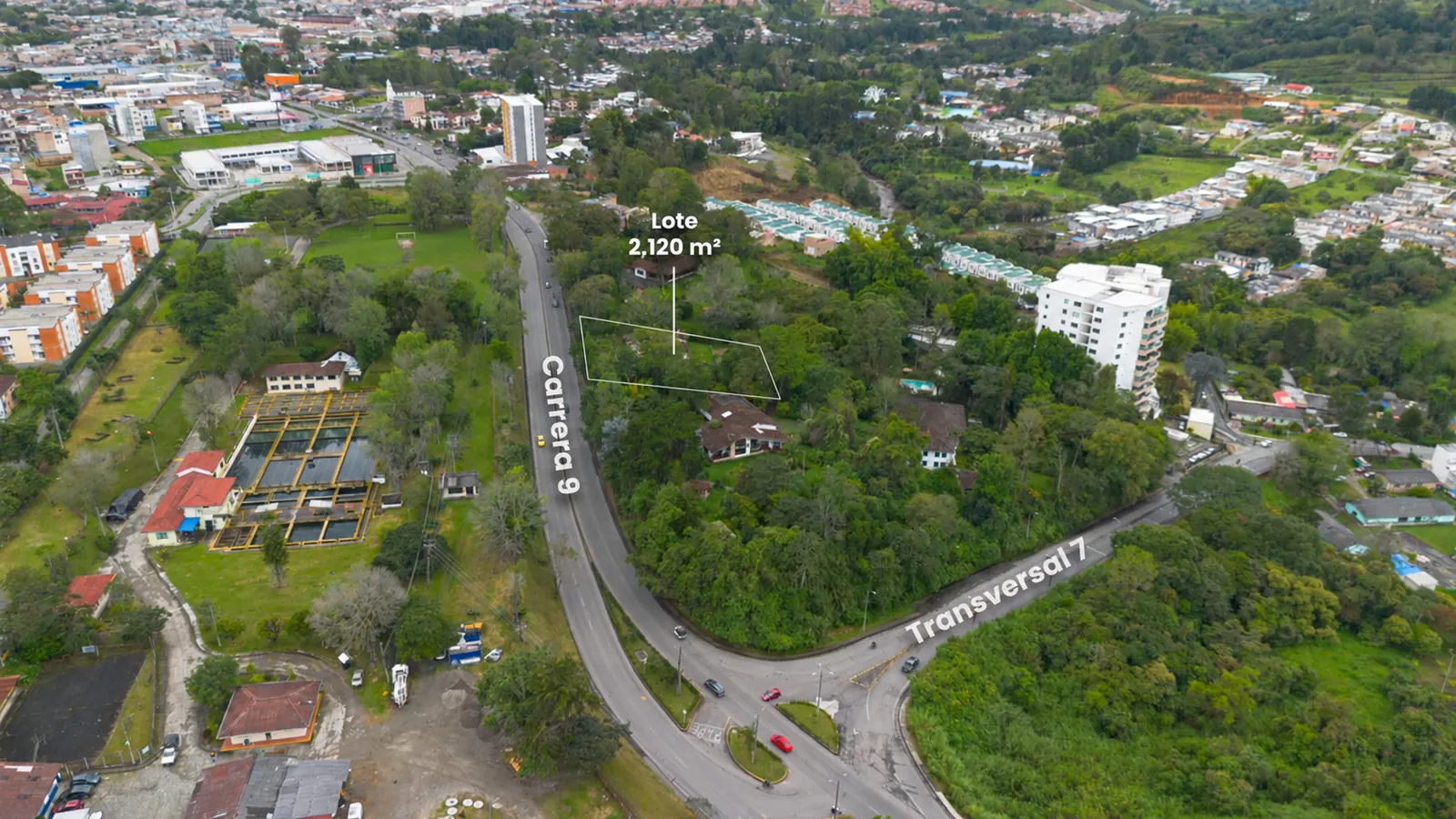 Vista aérea del lote 2.120 m² sobre Carrera 9 con Popayán al fondo — La Piedra Norte